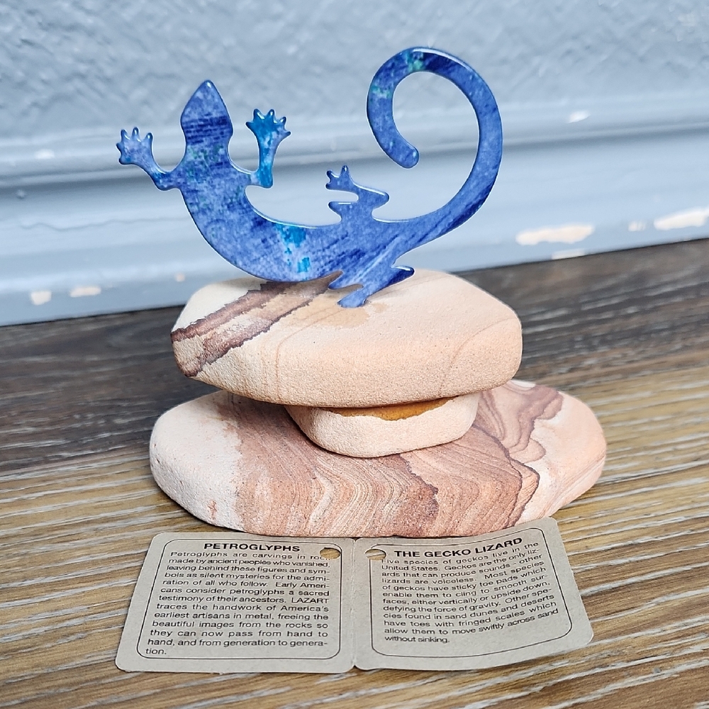 Lazart Blue Purple Metal Gecko Lizard on Brown Tan Rocks